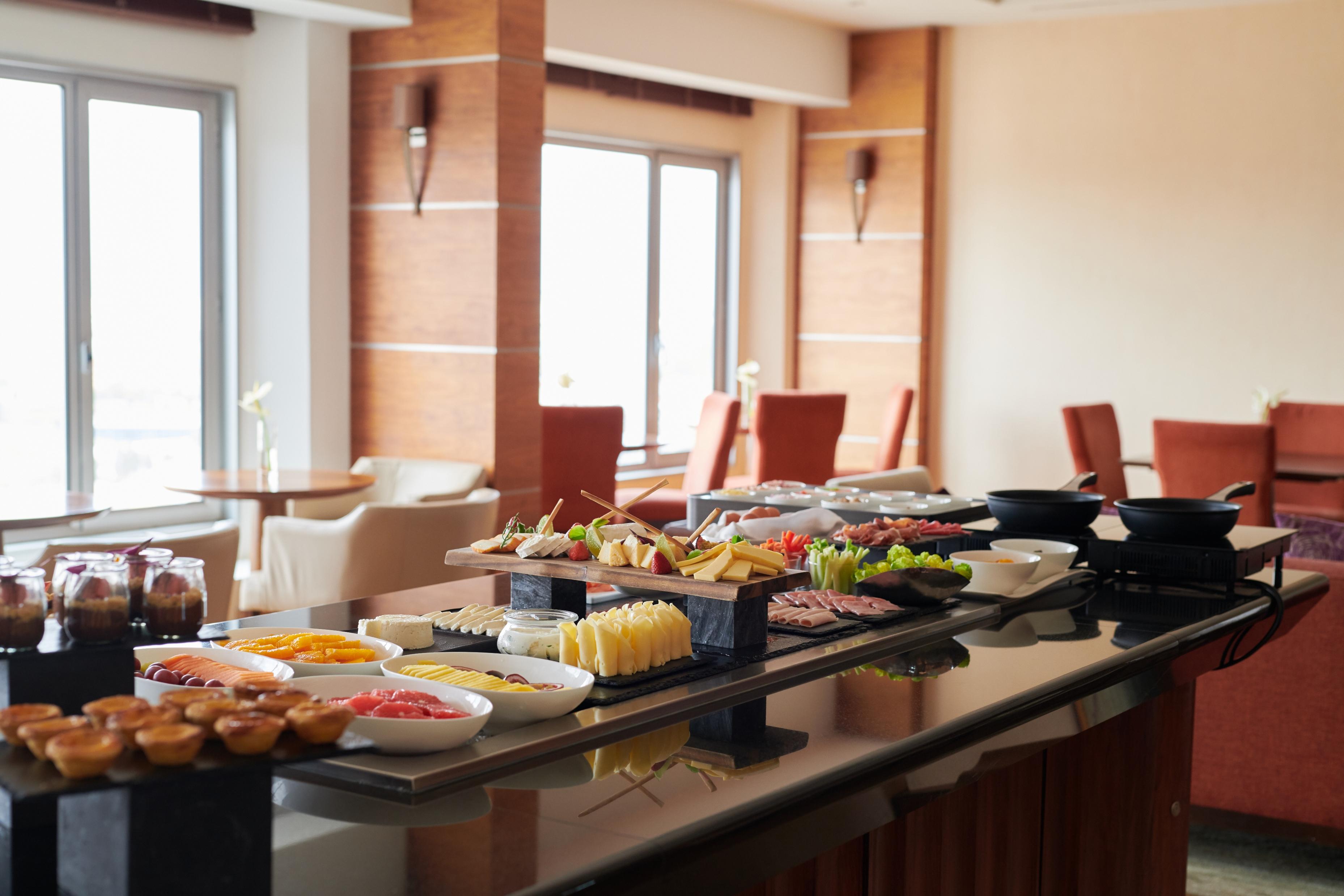 Corinthia Lisbon Hotel Екстериор снимка A buffet at a hotel