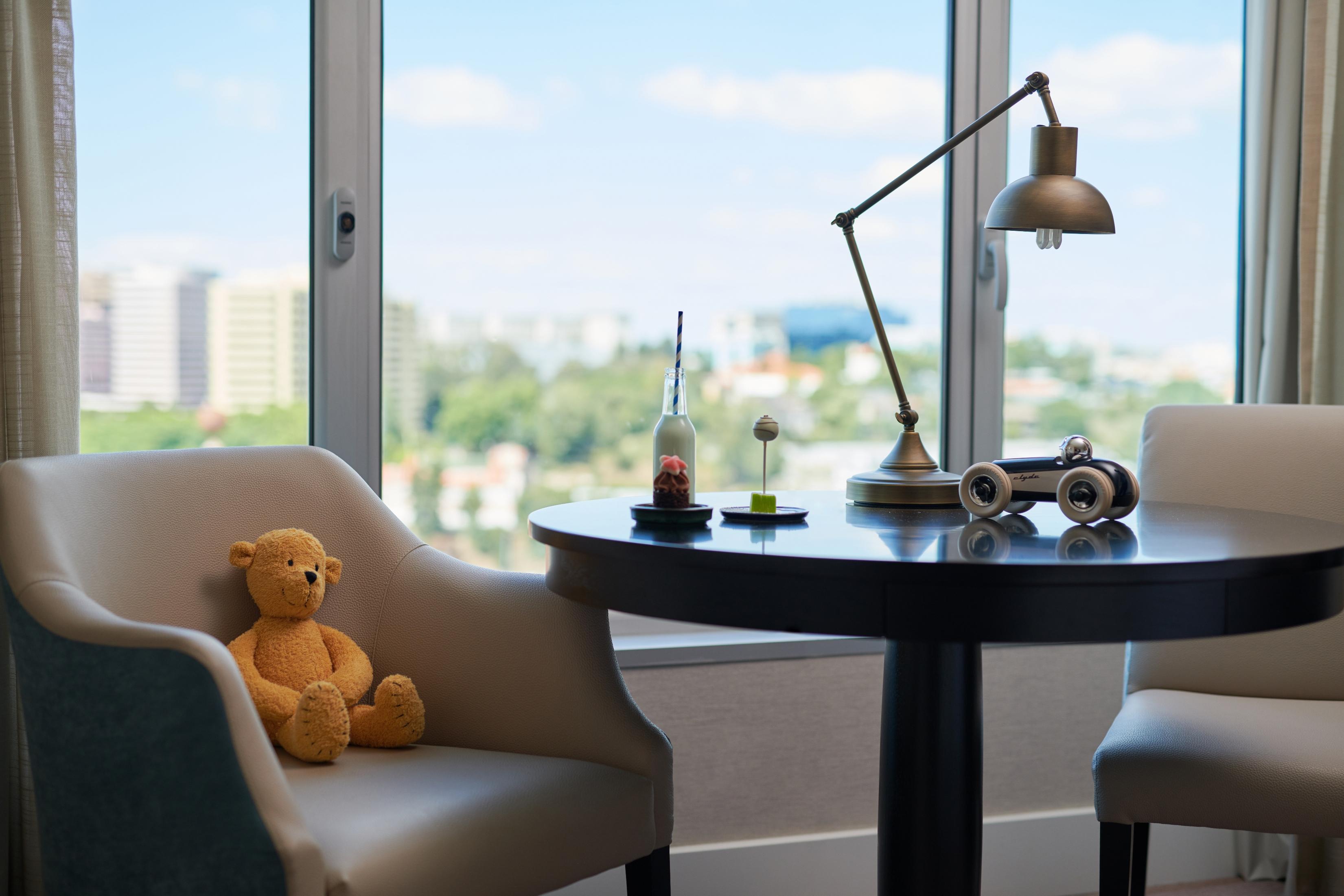 Corinthia Lisbon Hotel Екстериор снимка A teddy bear in a chair