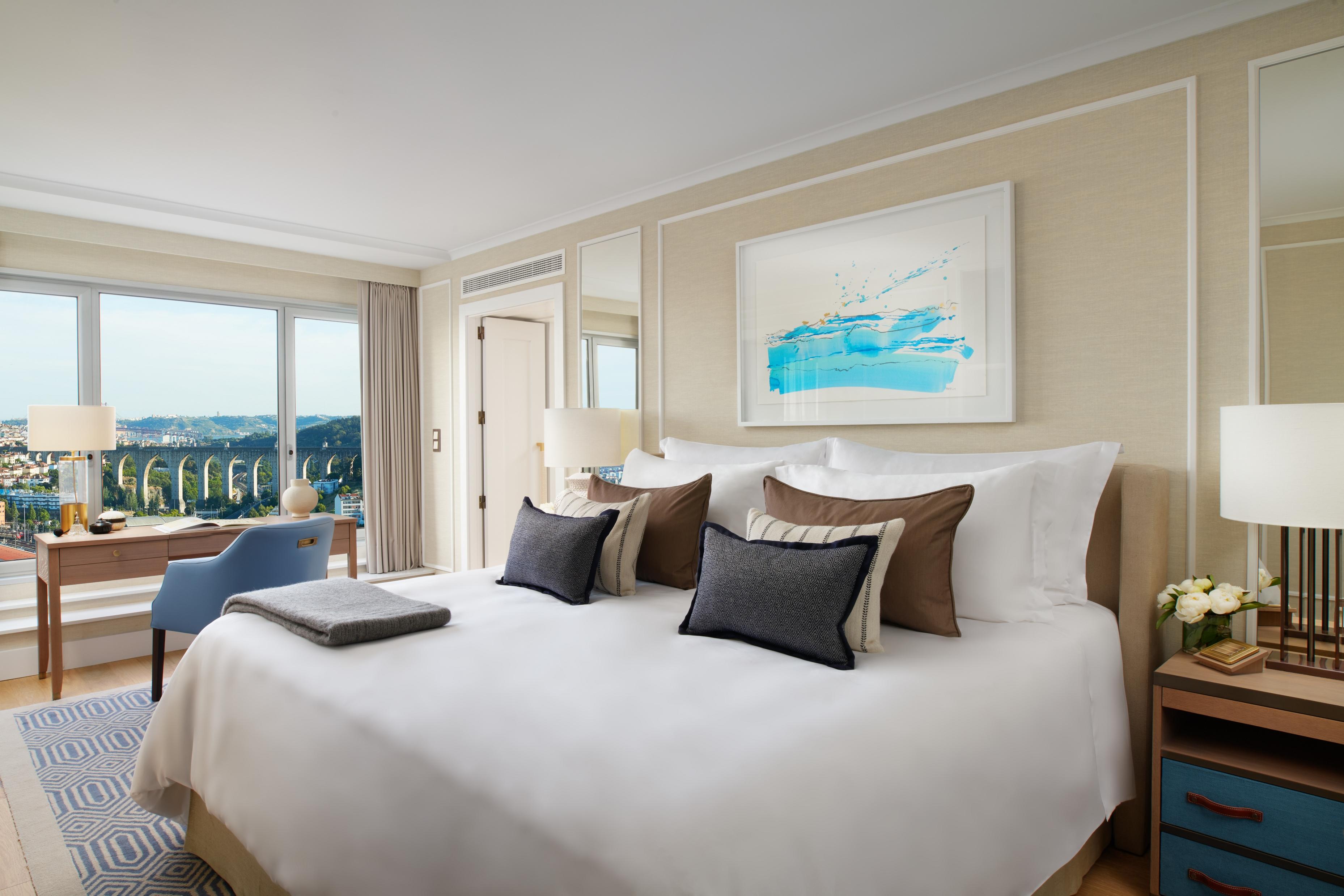 Corinthia Lisbon Hotel Екстериор снимка A bedroom at The Carlyle